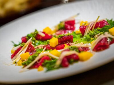 牛肉のカルパッチョ しそとペコリーノ・ロマーノのペストソース添え